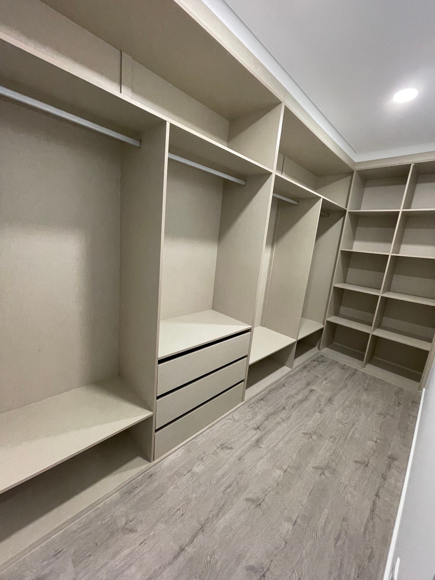 Closets — Cinza e nogueira, 1