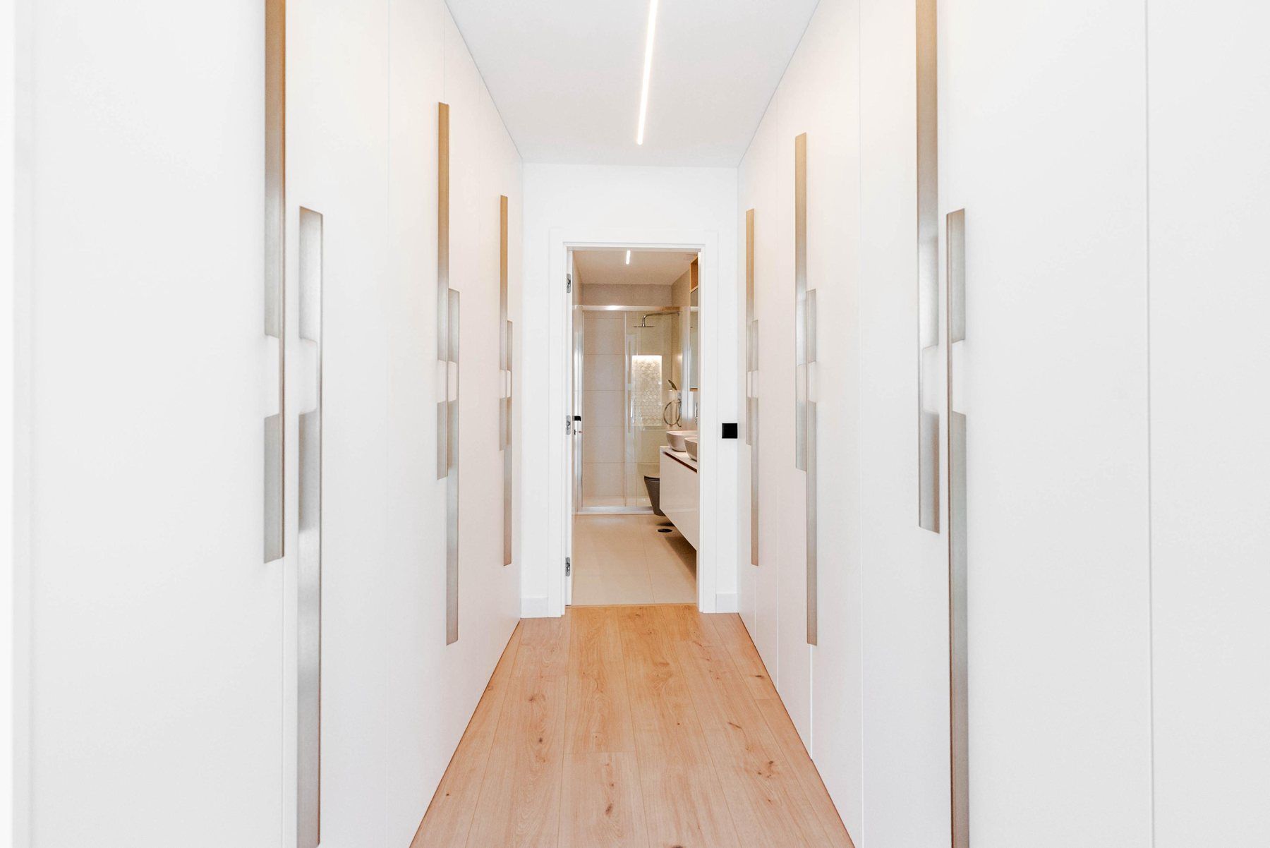 Closet por medida com organização interior e frentes brancas