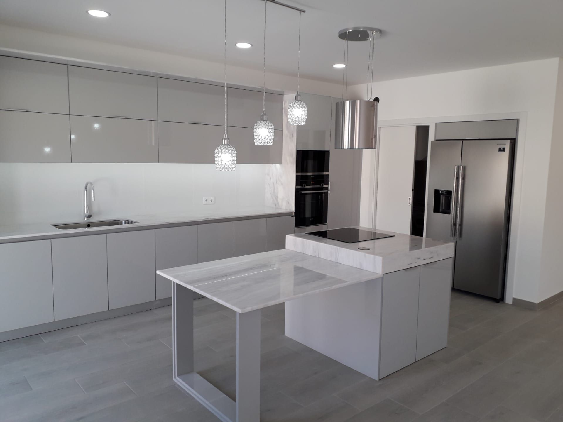 Cozinha contemporânea de referência com madeira, pedra e ilha central