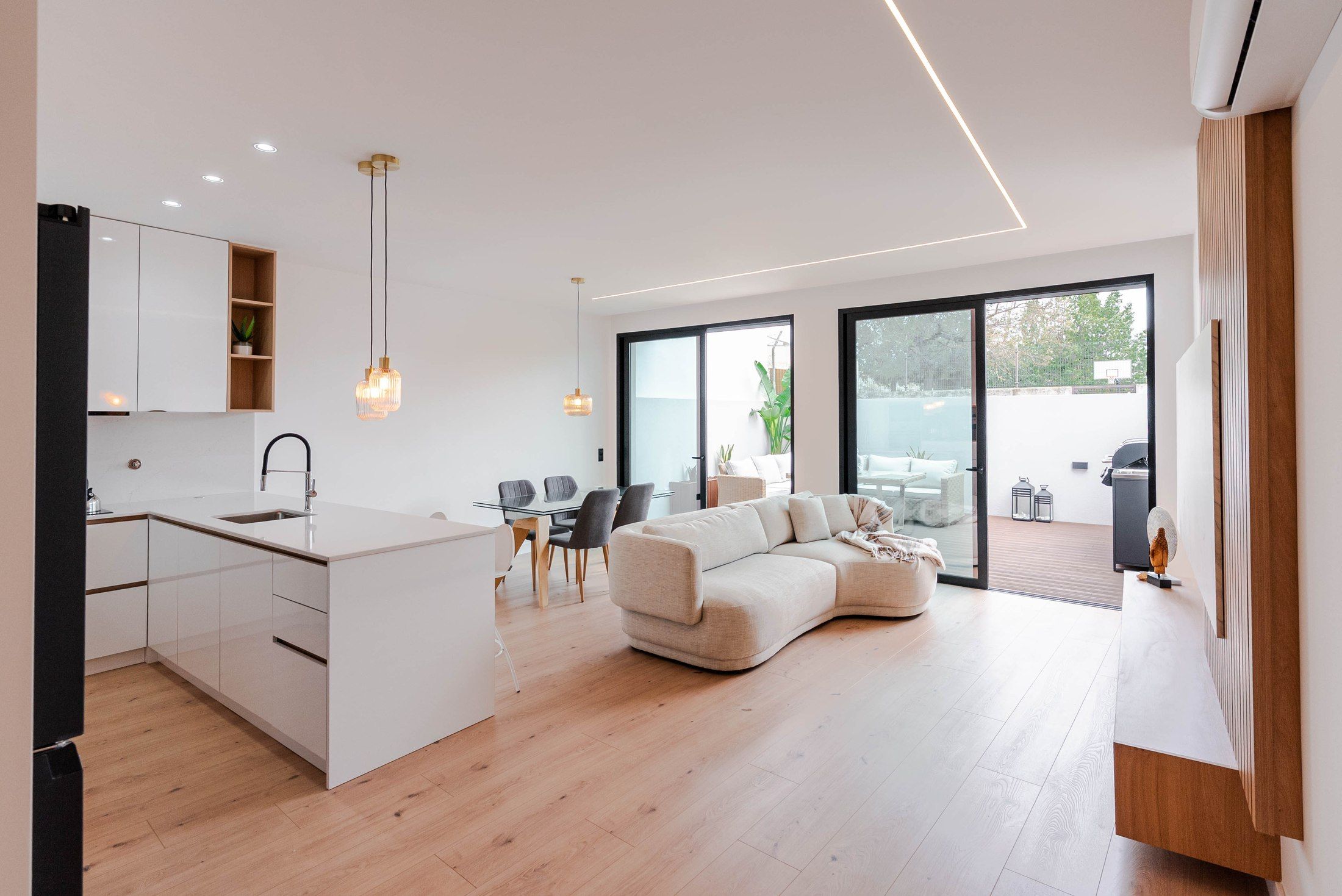 Interior completo executado pela RBWF